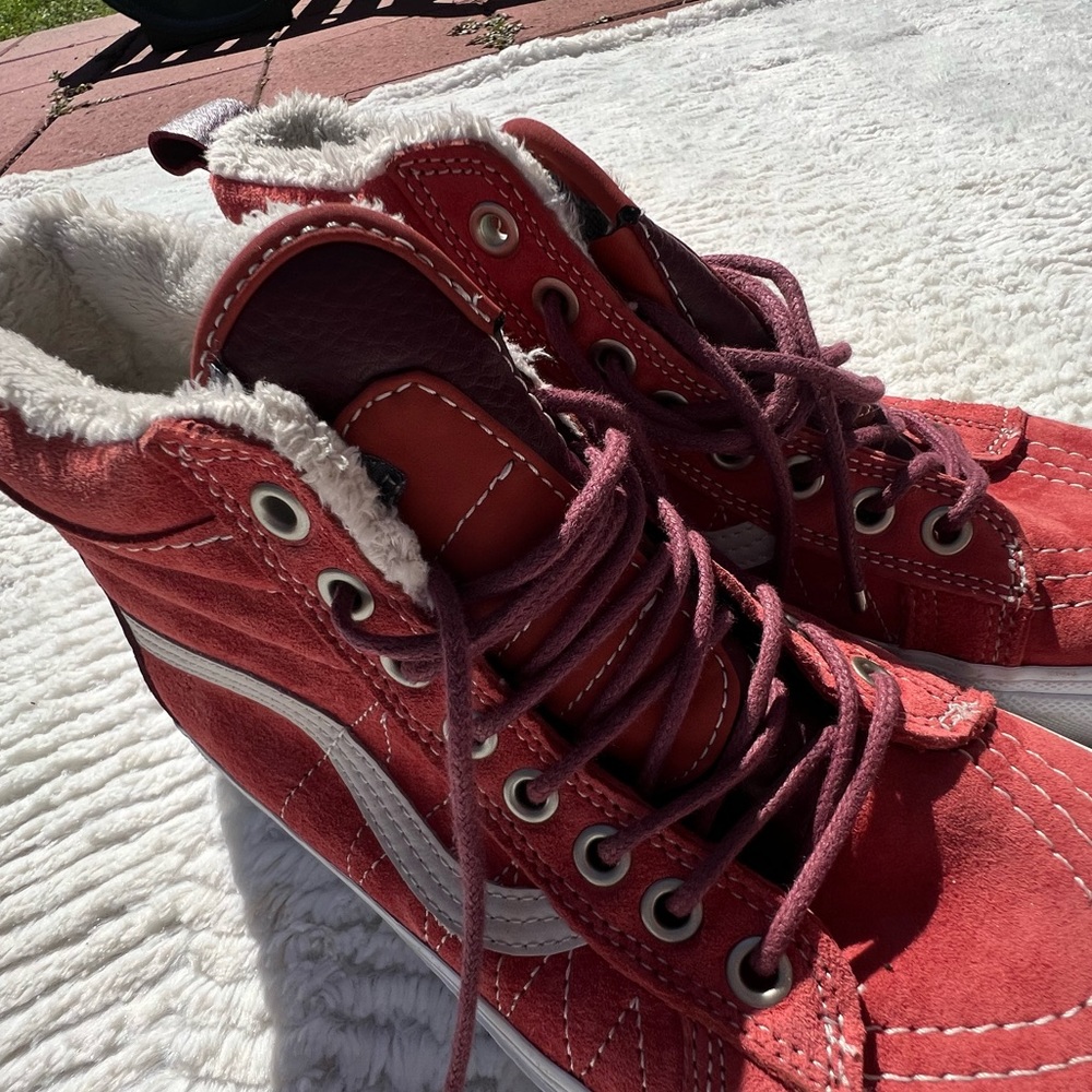 Red & cream faux fur vans 👟